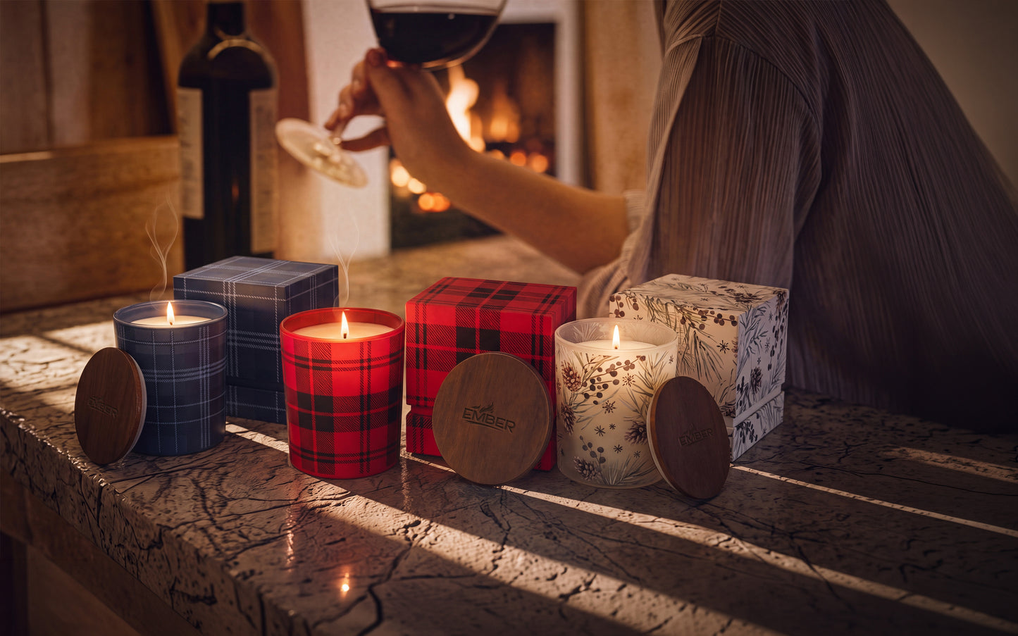 10 oz PATTERNED HOLIDAY GLASS CANDLE WITH ACACIA WOOD LID